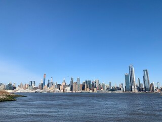 Fototapeta premium the city skyline across the sea