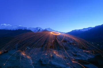 Cercles muraux K2 Spectacle de feux d& 39 artifice sur fond de montagnes glacées enneigées au Pakistan.