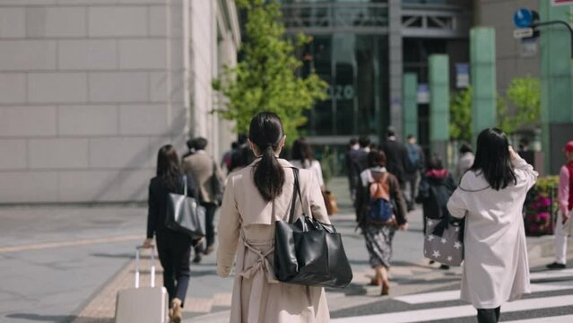 通勤する女性の後ろ姿 スローモーション