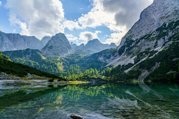 Fototapeta na wymiar Seebensee Tirol mit Spiegelung der Landschaft, querformat