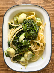 Spaghetti with spinach and avocado