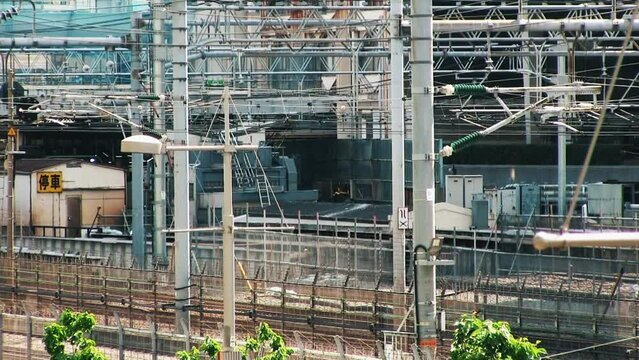 浜松町駅から出発する山手線車両　通過する東海道線特急E257系車両
