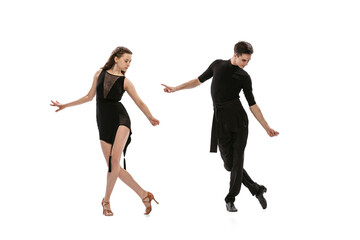 Étape rapide. Portrait dynamique de jeunes danseurs émotifs en tenues noires dansant la danse de salon isolée sur fond blanc. Concept d& 39 art, de beauté, de musique, de style.