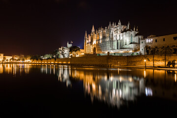 Fototapeta na wymiar Vista noctuna de la catedral de Palma de Mallorca, desde el Parque del Mar.