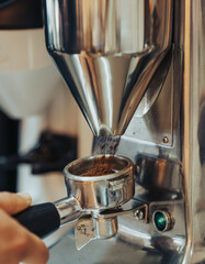 Barista haciendo café, en la cafetería Café di Rosa