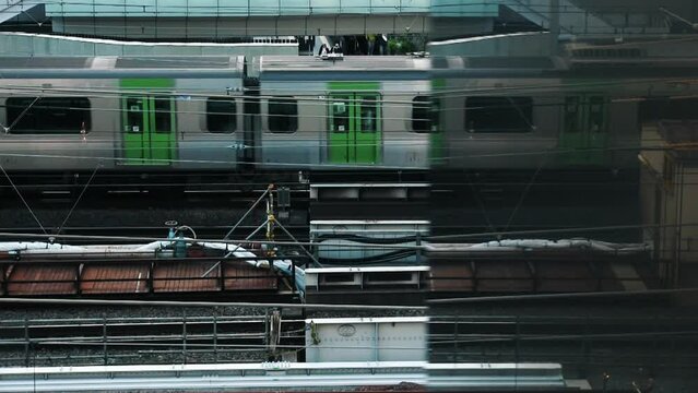 浜松町駅横を通過する山手線