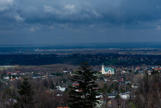 Kozy Małe, panorama miasta. Kozy Małe Kości&oacute;ł Najświętszej Rodziny, domy, drzewa, elektrciepłownia Czechowice.