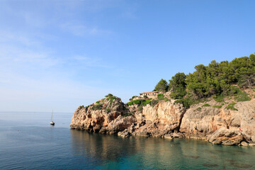 Cala Deià. Pequeña playa de aguas transparentes en la Serra de Tramuntana de Mallorca.