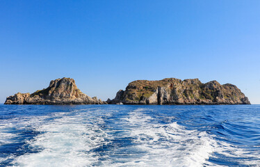 Fototapeta na wymiar Estela de barco en el mar, junto a las islas Malgrats, islotes que constituyen una reserva marina de Mallorca (Islas Baleares, España).
