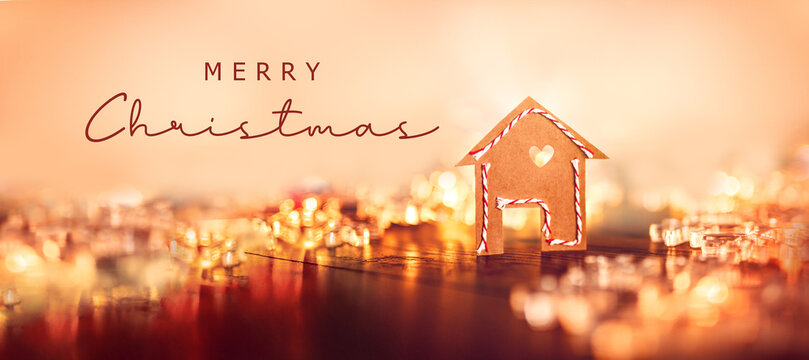 Weihnachten, Christmas - Kleines Haus aus Papier vor Lichtermeer auf Hoch