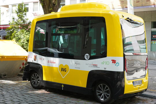 Autonomer Kleinbus der BVG, selbstfahrender Minibus von EasyMile im Einsatz f&uuml;r die Berliner Verkehrsbetriebe, Berlin, 12.05.2022