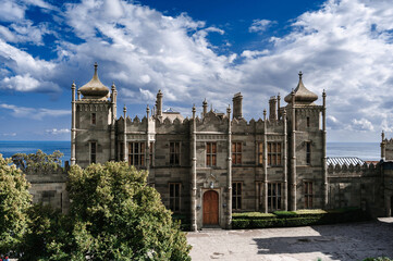 Obraz premium Vorontsov Palace in Crimea is a famous ancient tourist landmark in summer