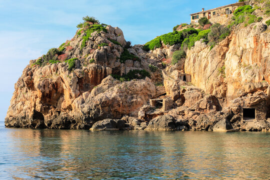 Escars (peque&ntilde;os embarcaderos para alojar barcas, t&iacute;picos de la costa mediterr&aacute;nea) en Cala Dei&agrave;, una peque&ntilde;a playa de aguas cristalinas en las monta&ntilde;as de la Serra de Tramuntana de Mallorca.