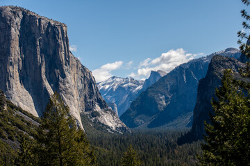 Fototapeta na wymiar Tunnel View im Yosemite National Park mit Blick auf Yosemite Valley und Half Dome