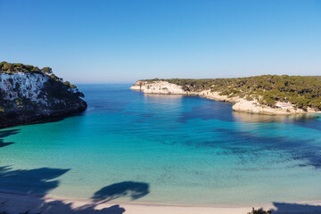 Fototapeta na wymiar Aguas transparentes y turquesas de la playa de Cala Galdana, en Menorca. Islas Baleares.