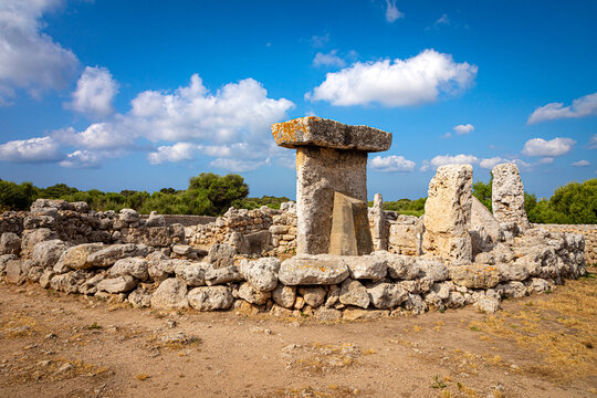 "taula" del asentamiento talai&oacute;tico de Trepuc&oacute; en Menorca, t&iacute;pica construcci&oacute;n prehist&oacute;rica de la isla