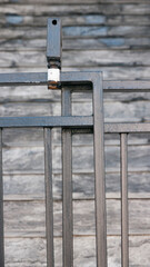 Escalones grises y barandilla metálica negra