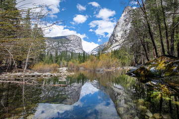 Fototapeta na wymiar Spiegelung im Mirror Lake im Yosemite National Park / Blick auf North Dome und Half Dome 
