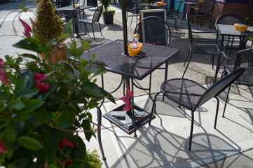 Obraz na płótnie Canvas Table outside a cafe