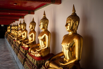 Budas dorados en templo Wat Pho, Bangkok, Tailandia