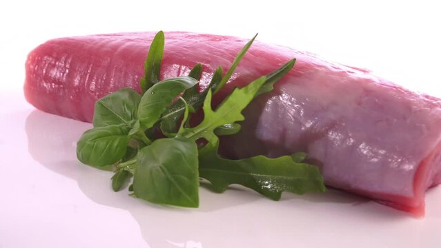 Rohes Schweinefilet - Fleisch roh auf wei&szlig;em Hintergrund - Drehteller