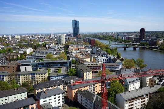Blick von der Aussichtsplattform des Kaiserdom St. Bartholom&auml;us Richtung Ostend mit dem Mainufer und der Europ&auml;ischen Zentralbank EZB bei Sonnenschein am 19.04.2022 in Frankfurt am Main in Hessen