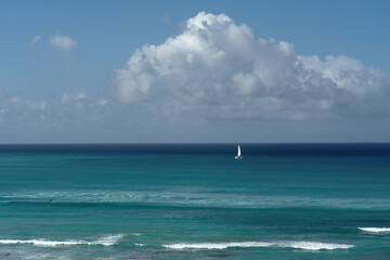 Naklejka premium Ocean background with sky and clouds shown in Waikiki, Hawaii.