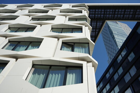 Architektur des Flare of Frankfurt vor der Fassade des Nextower und des Jumeirah Hotel bei blauem Himmel und Sonnenschein an der Gro&szlig;en Eschenheimer Stra&szlig;e am 19.04.2022 in Frankfurt am Main in Hessen