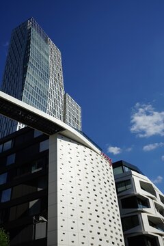Das Flare of Frankfurt vor der Fassade des Nextower und des Moxy Hotel bei blauem Himmel und Sonnenschein an der Gro&szlig;en Eschenheimer Stra&szlig;e am 19.04.2022 in Frankfurt am Main in Hessen