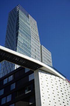 Das Flare of Frankfurt vor der Fassade des Nextower und des Jumeirah Hotel bei blauem Himmel und Sonnenschein an der Gro&szlig;en Eschenheimer Stra&szlig;e am 19.04.2022 in Frankfurt am Main in Hessen