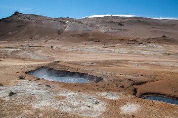 Geothermalgebiet Hverarönd / Hverir am Námafjall auf Island ist bekannt für sprudelnde Schlammbecken und dampfende Fumarolen aus denen Schwefelgas austritt. Früher wurde hier Schwefel abgebaut.