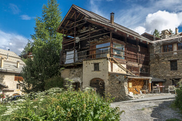 Fototapeta na wymiar Maison à fustes , Village de Saint Véran en été , dans les Hautes-Alpes , France