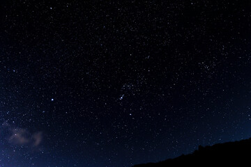 きらめく星空が夜を照らす