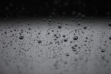 Gouttes de pluie sur vitre fenêtre