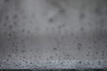 Gouttes de pluie sur vitre fenêtre