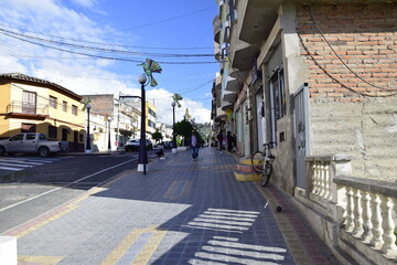 Fototapeta na wymiar the street of the old town of Otovalo.