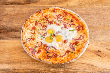 Great pizza with vegetables, onions, dehydrated tomatoes and three fried eggs with strips of green pepper