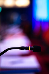 rangée de micros posés sur une table de conférence ou dans une salle de réunion. Le premier...