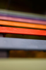 Banc public - lames de métal colorées et gouttes de pluie
