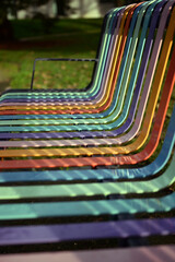 Banc public - lames de m&eacute;tal color&eacute;es et gouttes de pluie