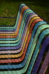 Banc public - lames de métal colorées et gouttes de pluie