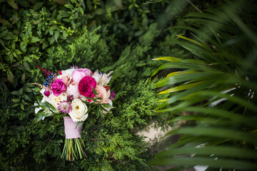 Obraz na płótnie Canvas Colorful wedding bouquet on a green grass