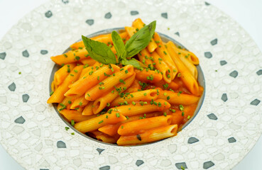 Plato de macarrones con tomate frito