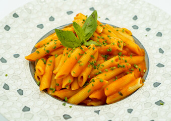 Plato de macarrones con tomate frito