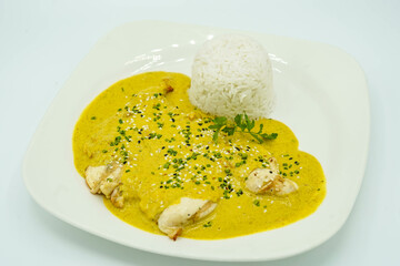 Pechuga de pollo con arroz blanco y salsa de curry