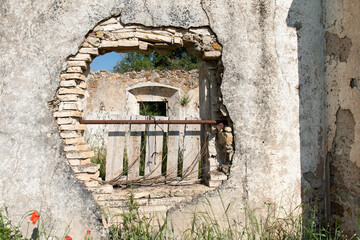 Agujero en el viejo muro de una casa en ruinas