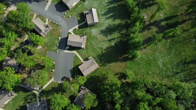 Vue a&eacute;rienne d'un camping en campagne
