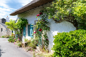 Fototapeta na wymiar Brittany, Ile aux Moines island in the Morbihan gulf, thatched cottage and houses in the village 