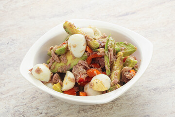 Salad with tuna and avocado