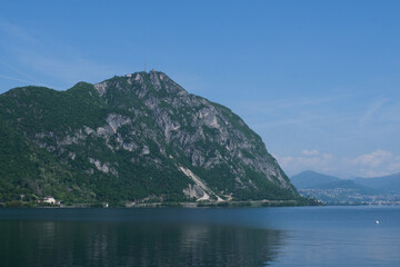 Fototapeta na wymiar Il Monte San Salvatore dal Ponte Diga a Melide, Canton Ticino, Svizzera.